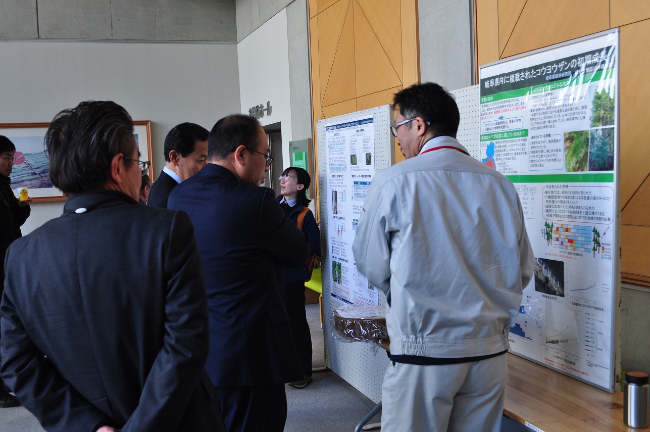 ���r�[�ł̃|�X�^�[�W���̗l�q